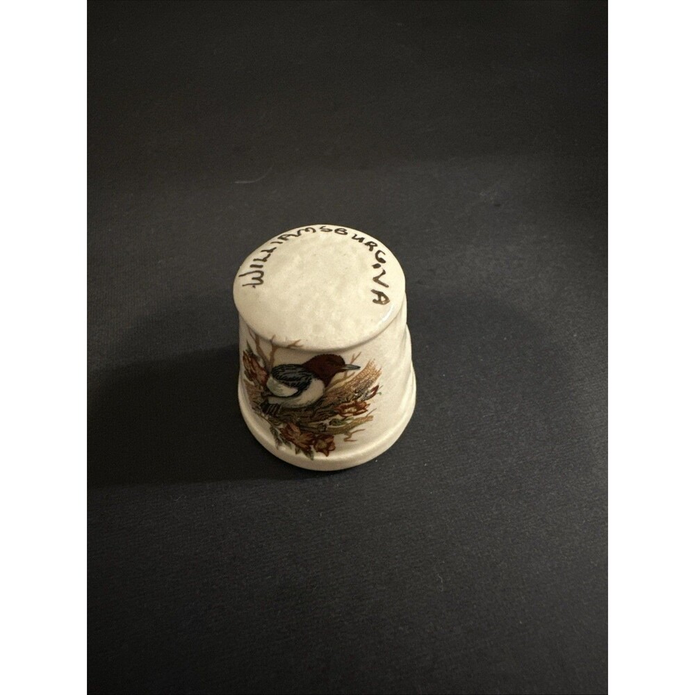 Vintage Porcelain Souvenir Thimble From Williamsburg,‎ Virginia; Bird